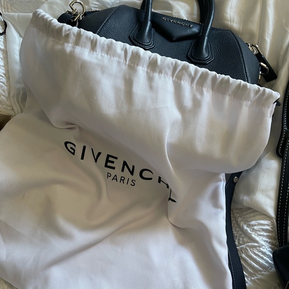AUTHENTIC Once used, new small Givenchy Antigona (silver accents) - Picture 2 of 5